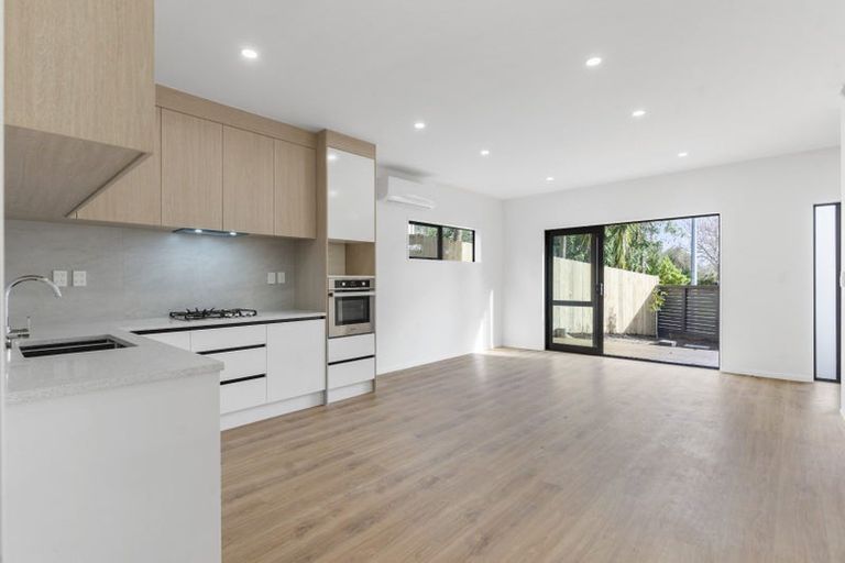 Photo of property in 8a Tahinga Street, Northcote, Auckland, 0627