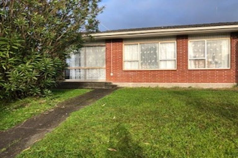 Photo of property in 1/2 Vodanovich Road, Te Atatu South, Auckland, 0610
