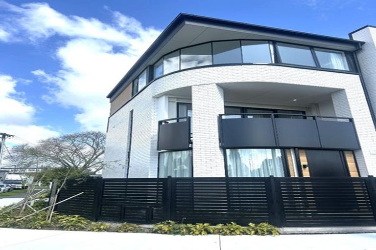 Photo of property in 15 Tiraumea Drive, Pakuranga, Auckland, 2010