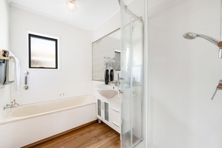 Photo of property in 2/10 Dayspring Way, Pakuranga, Auckland, 2010