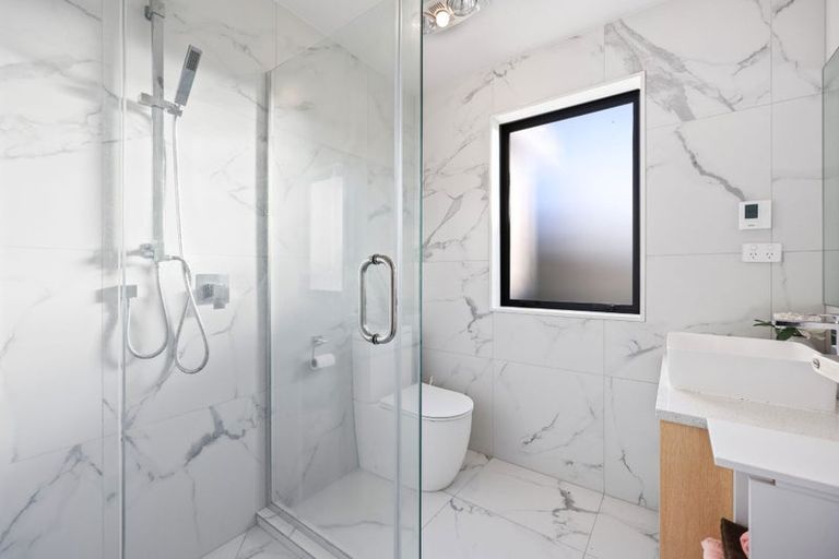 Photo of property in 33a Jillteresa Crescent, Half Moon Bay, Auckland, 2012