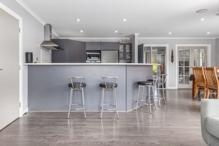 Photo of property in 10 Tararua Close, Aotea, Porirua, 5024