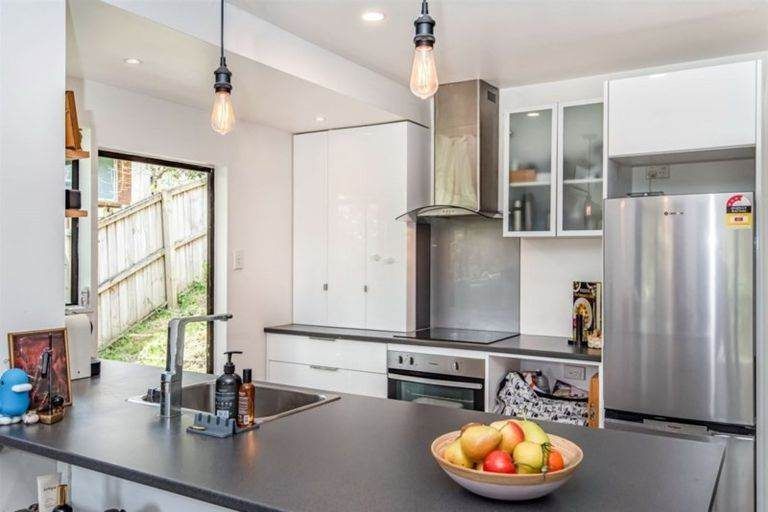 Photo of property in 2/16 Mistletoe Place, Browns Bay, Auckland, 0630