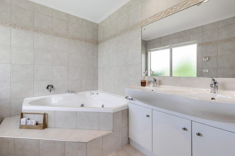 Photo of property in 336 Old North Road, Kumeu, 0892