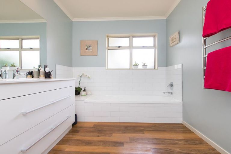 Photo of property in 6 Kea Place, Fitzherbert, Palmerston North, 4410