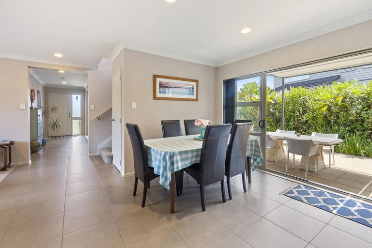 Photo of property in 54 Aberdeen Crescent, Wattle Downs, Auckland, 2103