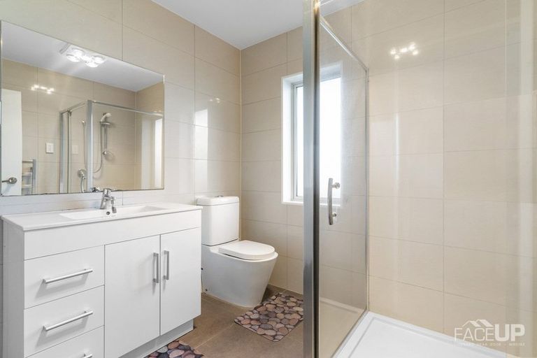 Photo of property in 4 Worthington Place, West Harbour, Auckland, 0618