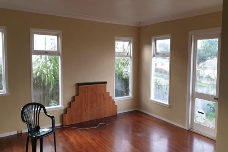 Photo of property in 16 Christmas Road, Manurewa, Auckland, 2102