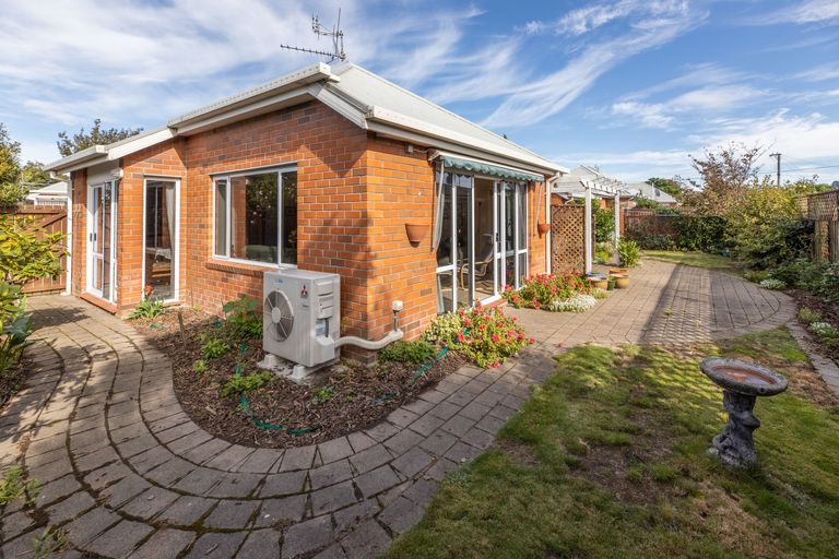 Photo of property in 2 Pentavon Lane, Avonhead, Christchurch, 8042