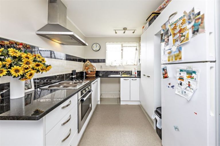 Photo of property in 2/11 Etherton Drive, Weymouth, Auckland, 2103