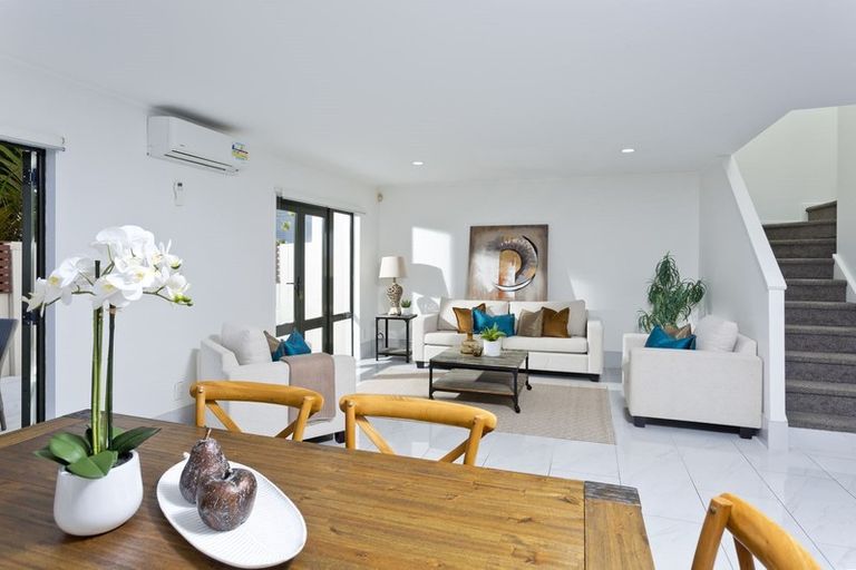 Photo of property in 3/26 Pannill Place, Oteha, Auckland, 0632