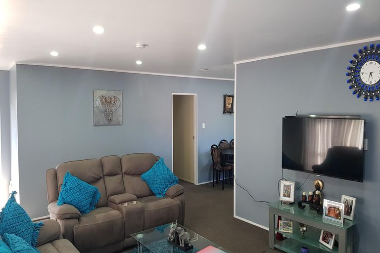 Photo of property in 2/13 Bunnythorpe Road, Papakura, 2110