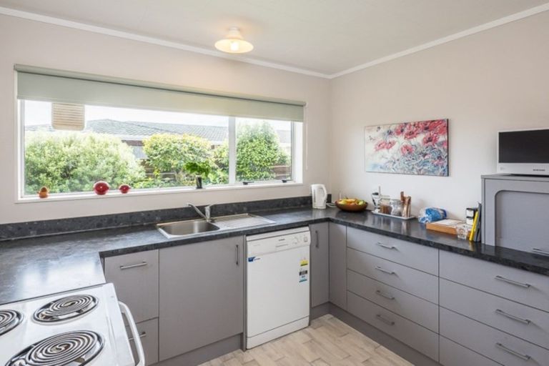 Photo of property in 60 Rewarewa Crescent, Waikanae, 5036