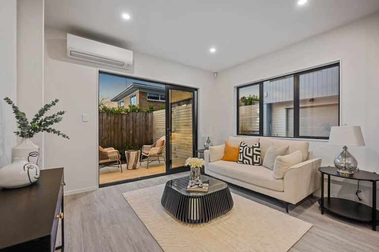Photo of property in 33d Garadice Road, Rothesay Bay, Auckland, 0630