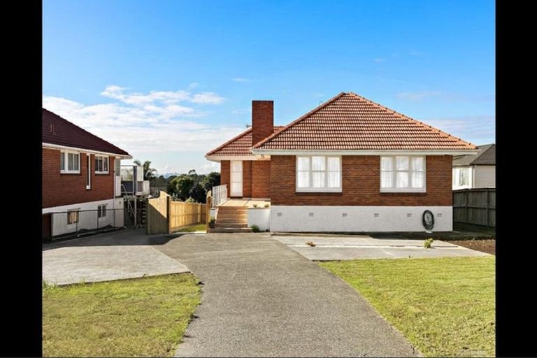 Photo of property in 4287 Great North Road, Glendene, Auckland, 0602