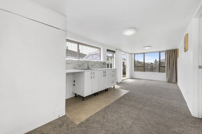 Photo of property in 56 Kemble Close, Mangere, Auckland, 2022