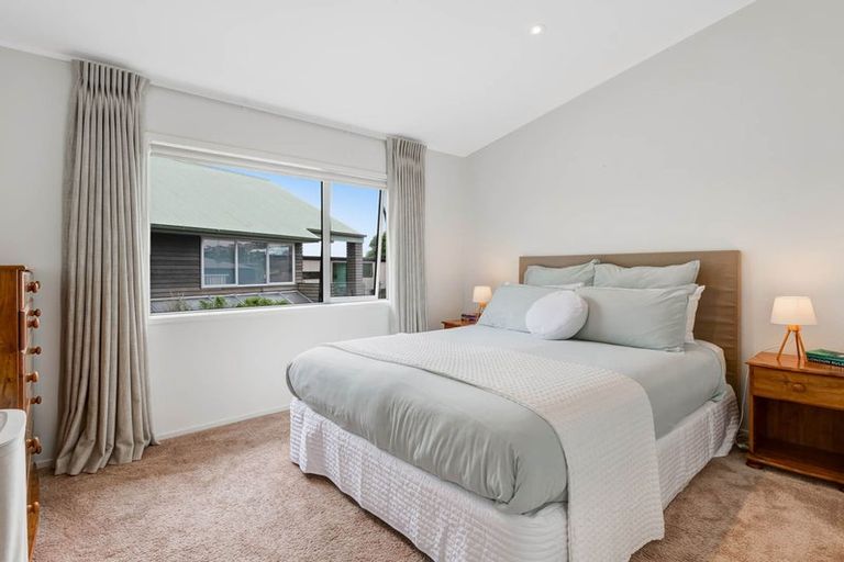 Photo of property in 7 William Bayes Place, Red Beach, 0932