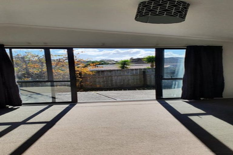 Photo of property in 27 Pahi Place, West Harbour, Auckland, 0618