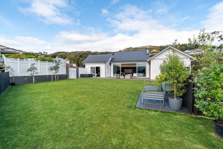 Photo of property in 5 Helm Place, Whitby, Porirua, 5024