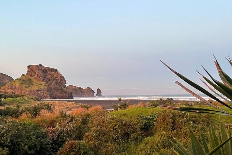 Photo of property in 180 Marine Parade North, Piha, New Lynn, 0772