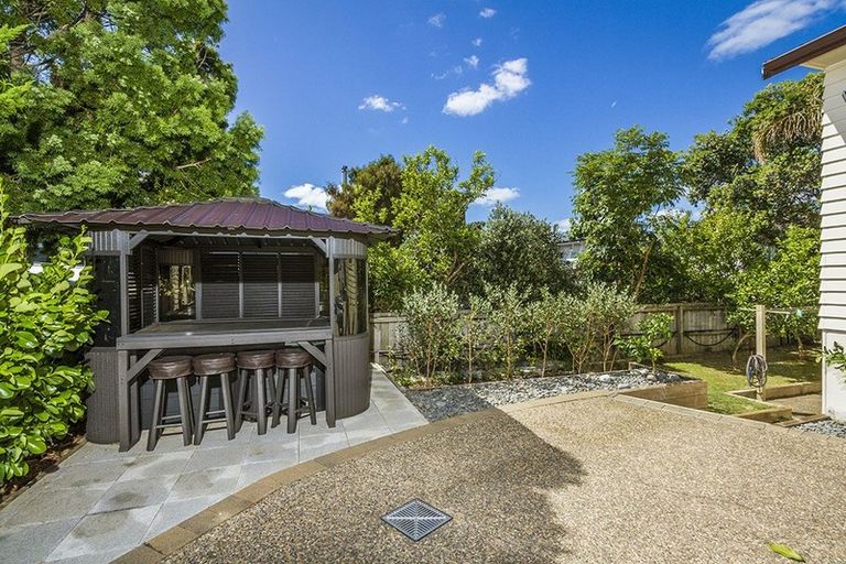 Photo of property in 25 Ocean View Road, Milford, Auckland, 0620