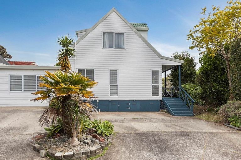 Photo of property in 1/6 Sandgate Avenue, Botany Downs, Auckland, 2010