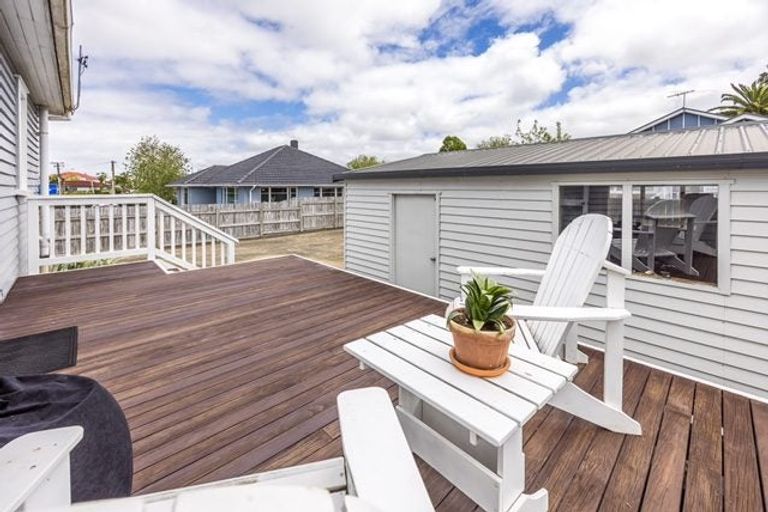 Photo of property in 22 Te Atatu Road, Te Atatu South, Auckland, 0610