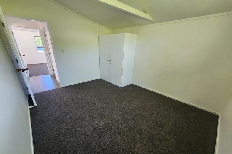 Photo of property in 52 Taipari Road, Te Atatu Peninsula, Auckland, 0610