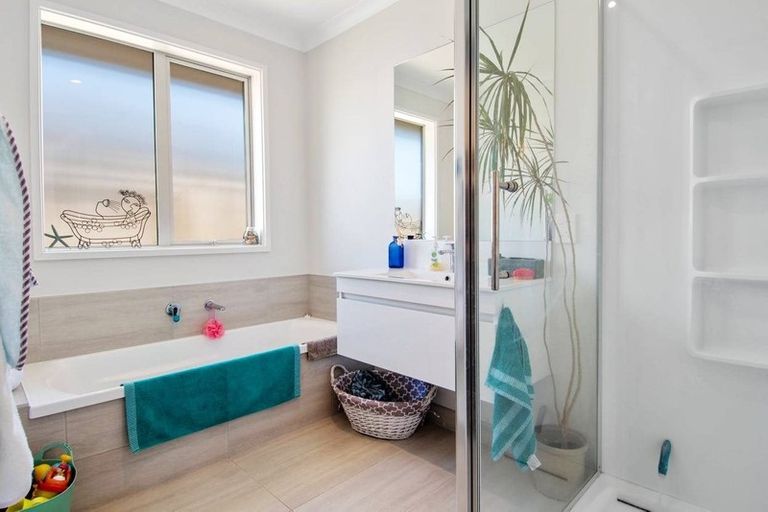 Photo of property in 22 Lakeside Terrace, Omokoroa, 3114