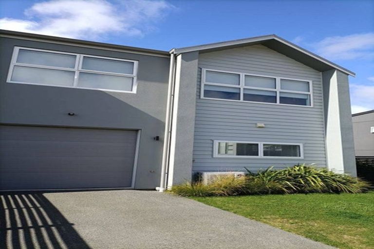 Photo of property in 24 Bluff Road, Kenepuru, Porirua, 5022