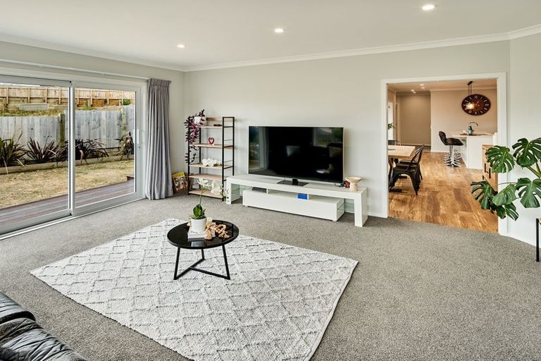 Photo of property in 107 Queen Charlotte Drive, Aotea, Porirua, 5024