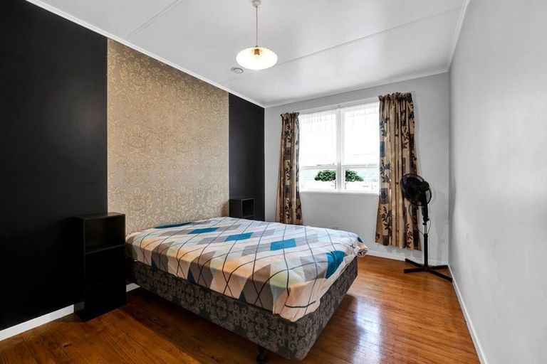 Photo of property in 34 Endeavour Street, Marfell, New Plymouth, 4310