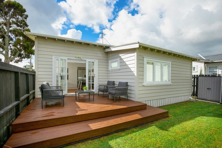 Photo of property in 20 Walmer Road, Point Chevalier, Auckland, 1022