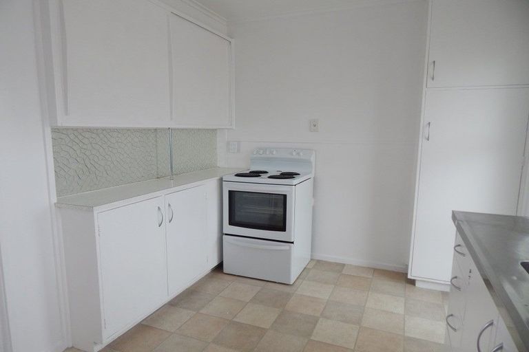 Photo of property in 2/124 Te Atatu Road, Te Atatu South, Auckland, 0610