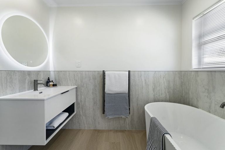 Photo of property in 12 Kiernan Place, Kelston, Auckland, 0602