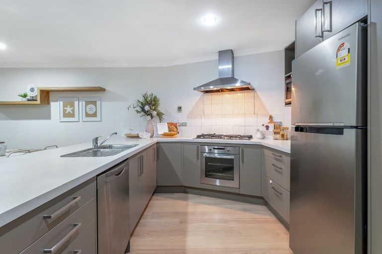 Photo of property in 5 Tongariro Drive, Aotea, Porirua, 5024