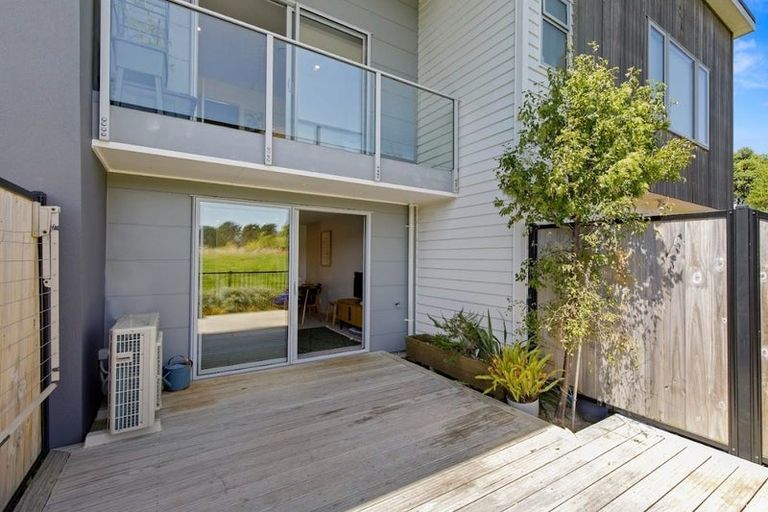 Photo of property in 12 Harena Way, Moera, Lower Hutt, 5010