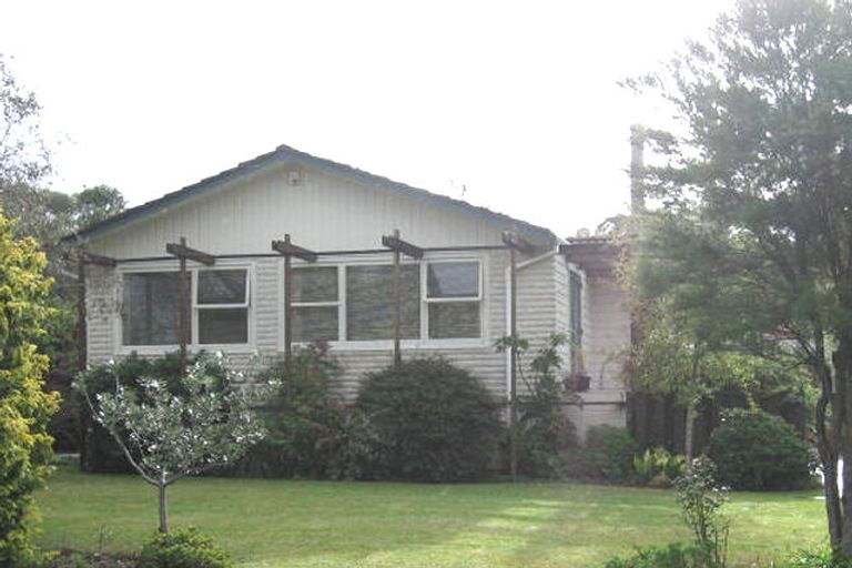 Photo of property in 10 Eyre Street, Henderson, Auckland, 0612