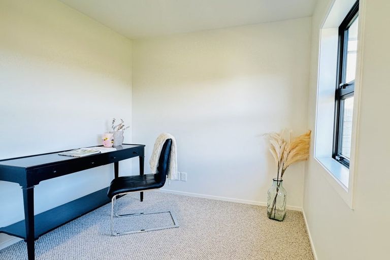 Photo of property in 50 Farnworth Terrace, Glenside, Wellington, 6037