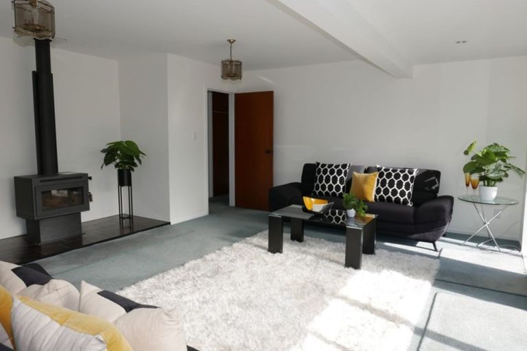 Photo of property in 16 Clivedon Place, Redwood, Christchurch, 8051