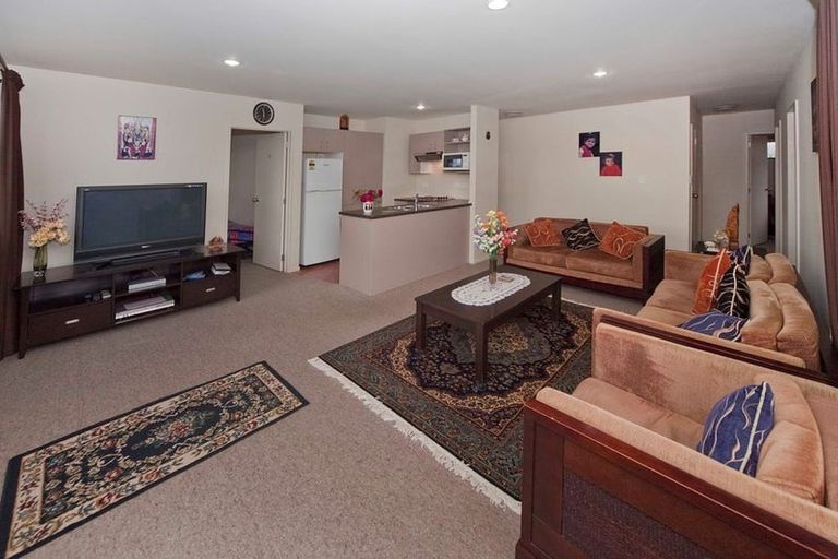 Photo of property in 52 Woodbank Drive, Glen Eden, Auckland, 0602