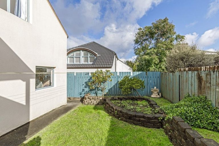 Photo of property in 1/208 East Coast Road, Forrest Hill, Auckland, 0620