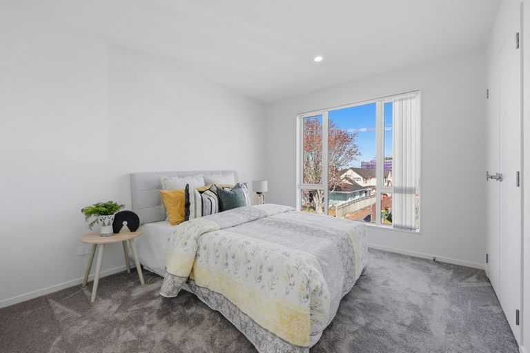 Photo of property in 33 Sorrel Crescent, Bucklands Beach, Auckland, 2012