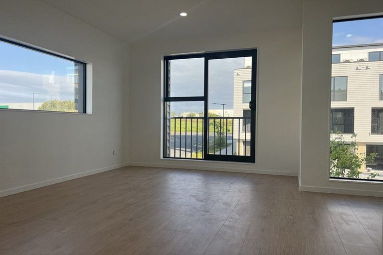 Photo of property in 5 Falcon Crescent, Hobsonville, Auckland, 0618