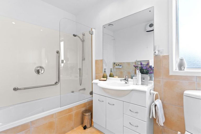 Photo of property in 10a Scarboro Terrace, Murrays Bay, Auckland, 0630