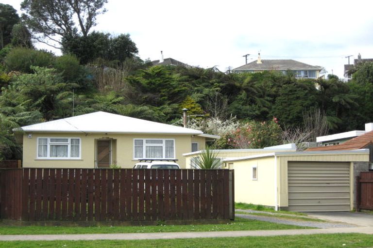 Photo of property in 33 Seaview Road, Marfell, New Plymouth, 4310