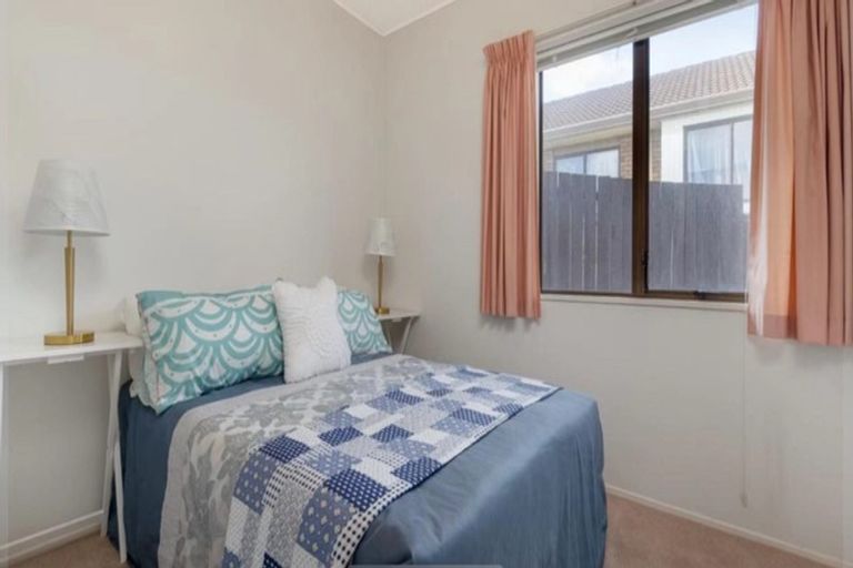 Photo of property in 2/77 Aberfeldy Avenue, Highland Park, Auckland, 2010