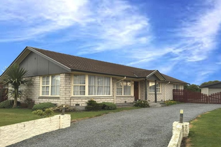 Photo of property in 33 Denniston Crescent, Redwood, Christchurch, 8051