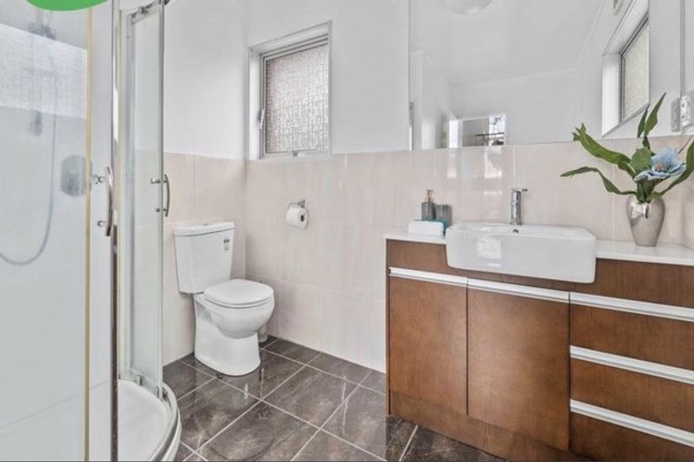 Photo of property in 16 Colin Wild Place, Glenfield, Auckland, 0629