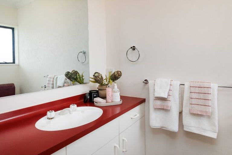 Photo of property in 22 Colonial Place, Kelvin Grove, Palmerston North, 4414